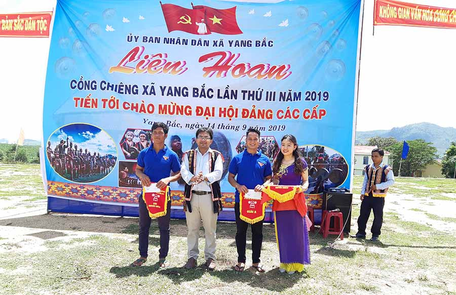 Phần trao giải cho các đoàn tham gia liên hoan. Ảnh: Tuyết Mai