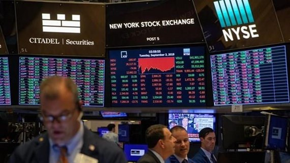 Giao dịch viên làm việc tại Sàn giao dịch chứng khoán New York, Mỹ. (Nguồn: THX/TTXVN) Giao dịch viên làm việc tại Sàn giao dịch chứng khoán New York, Mỹ. (Nguồn: THX/TTXVN)