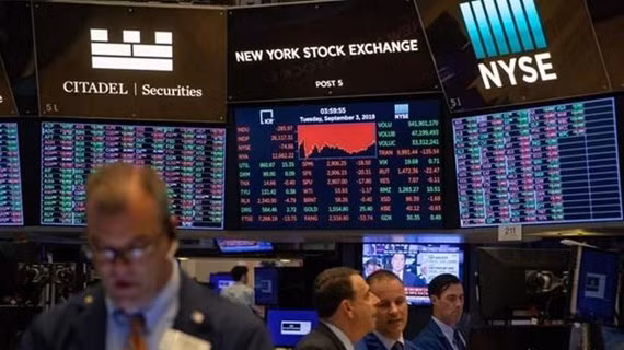  Giao dịch viên làm việc tại Sàn giao dịch chứng khoán New York, Mỹ. (Nguồn: THX/TTXVN)