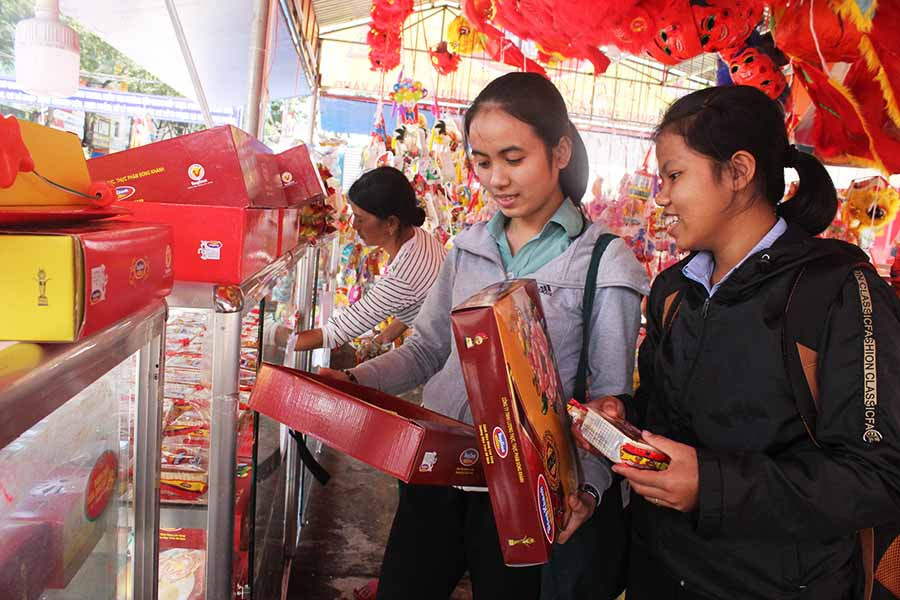  Nhiều cửa hàng đã giảm giá nhưng khách mua bánh Trung thu vẫn thưa thớt. Ảnh: V.T