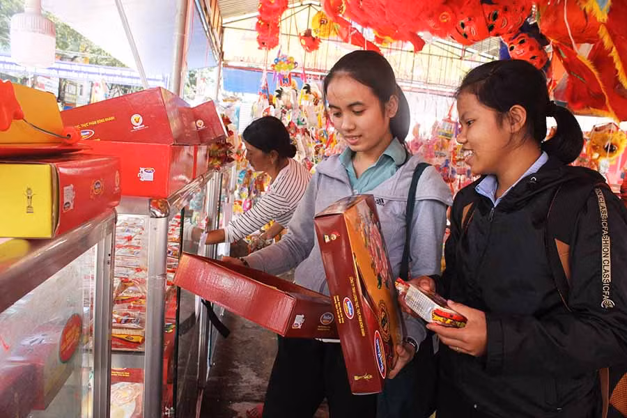  Nhiều cửa hàng đã giảm giá nhưng khách mua bánh Trung thu vẫn thưa thớt. Ảnh: V.T