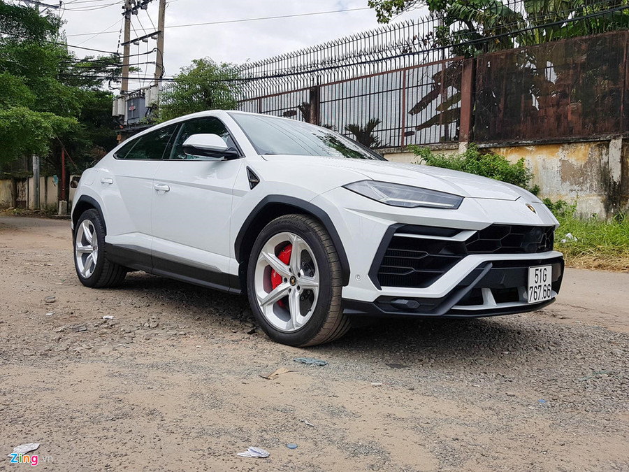 Lamborghini Urus được trang bị động cơ tăng áp kép V8 4.0L, sản sinh công suất 641 mã lực và mô-men xoắn 850 Nm. Sức mạnh này giúp Urus tăng tốc 0-100 km/h trong 3,6 giây trước khi đạt tốc độ tối đa 305 km/h. Ảnh: TNTBros. Lamborghini Urus được trang bị động cơ tăng áp kép V8 4.0L, sản sinh công suất 641 mã lực và mô-men xoắn 850 Nm. Sức mạnh này giúp Urus tăng tốc 0-100 km/h trong 3,6 giây trước khi đạt tốc độ tối đa 305 km/h. Ảnh: TNTBros.