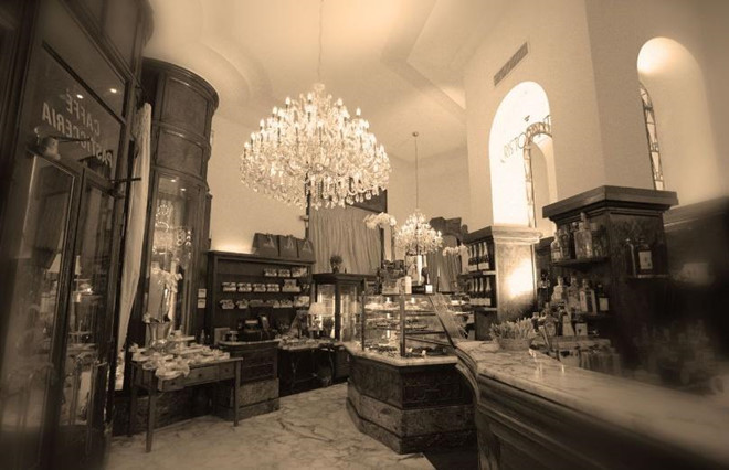  Ngoài kiến trúc cổ Ý còn nổi tiếng với những quán cà phể cổ điển