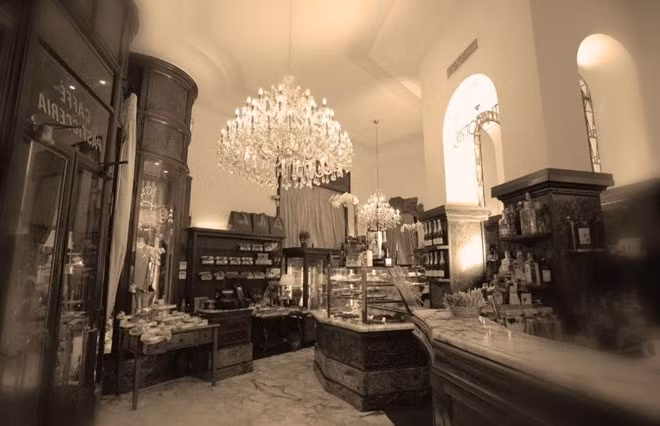  Ngoài kiến trúc cổ Ý còn nổi tiếng với những quán cà phể cổ điển