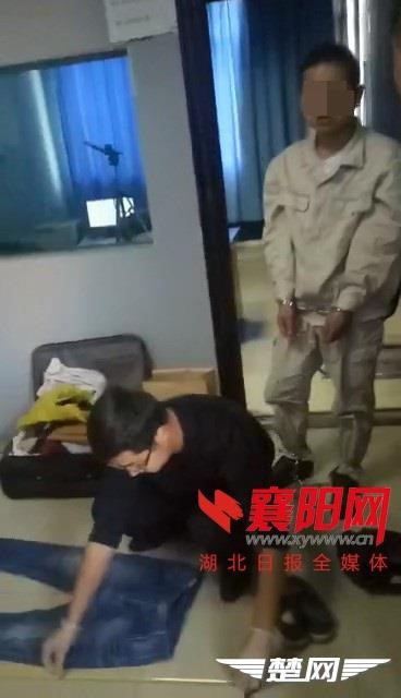 Hứa Tam Hổ khi thực nghiệm lại tại hiện trường căn hộ. Ảnh: xywww.cn. Hứa Tam Hổ khi thực nghiệm lại tại hiện trường căn hộ. Ảnh: xywww.cn.