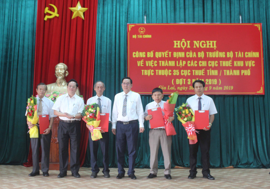 Cục Thuế Gia Lai trao quyết định và ra mắt lãnh đạo 4 Chi cục Thuế khu vực. Ảnh: Sơn Ca Cục Thuế Gia Lai trao quyết định và ra mắt lãnh đạo 4 Chi cục Thuế khu vực.. Ảnh: Sơn Ca