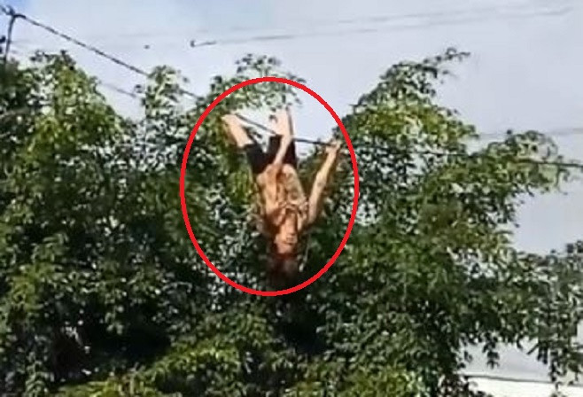  Người phụ nữ đánh đu trên sợi dây điện ở TP Buôn Ma Thuột.