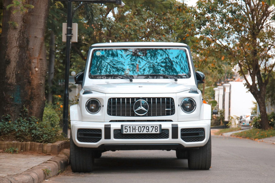 Đến nay, vẫn chưa thấy dấu hiệu là Minh Nhựa sẽ đổi màu cho "ông hoàng off-road". So với G 63 tiêu chuẩn, G 63 Edition 1 sở hữu những đường viền màu đỏ ở chụp gương chiếu hậu, vành xe và bên trong nội thất. Mercedes-AMG G 63 Edition 1 vẫn sở hữu khối động cơ tăng áp kép V8 dung tích 4.0L sản sinh công suất 585 mã lực tương tự bản tiêu chuẩn. Động cơ này giúp xe tăng tốc 0-100 km/h trong 4,5 giây và vận tốc tối đa 220 km/h. Ảnh: Thịnh BMW. Đến nay, vẫn chưa thấy dấu hiệu là Minh Nhựa sẽ đổi màu cho