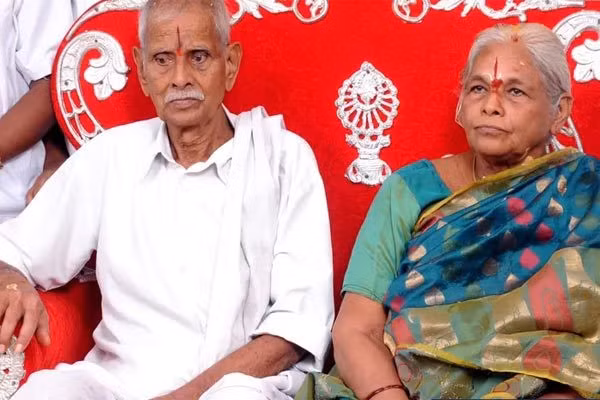 Hai vợ chồng bà Mangayamma kết hôn gần 60 năm mà không có con. Ảnh: Guardian