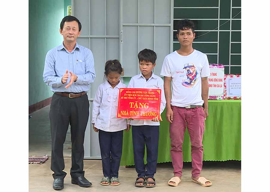 Bí thư Dương Văn Trang tặng nhà và quà cho gia đình anh Đinh Văn Dao. Ảnh Ngọc Minh