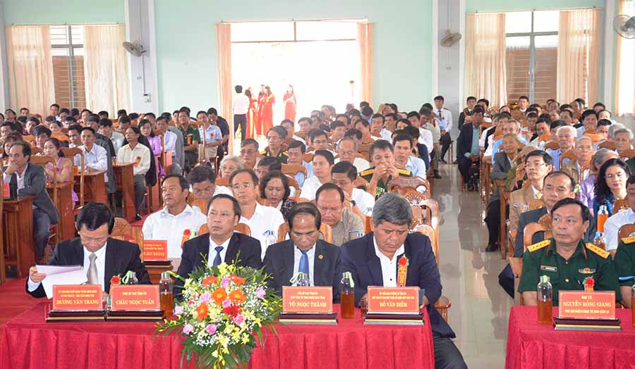 Các đại biểu tham dự buổi lễ kỷ niệm 65 năm thành lập đảng bộ huyện.