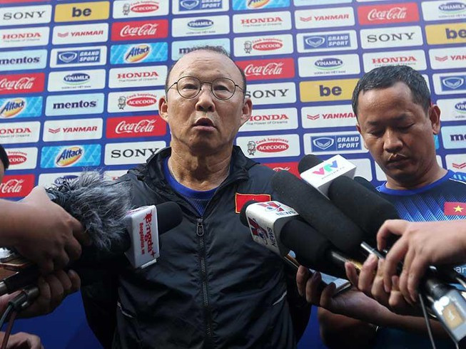 Ông Park (ảnh dưới) họp báo khẩn sau khi Văn Hậu (ảnh trên) xin rời đội tuyển đi Hà Lan. Ảnh: NGỌC DUNG