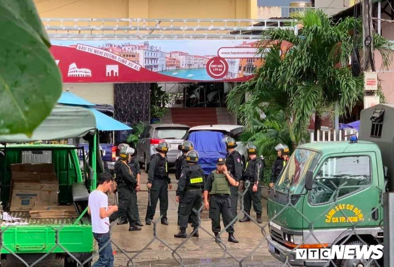 An ninh nghiêm ngặt xung quanh trụ sở công ty Alibaba. An ninh nghiêm ngặt xung quanh trụ sở công ty Alibaba.