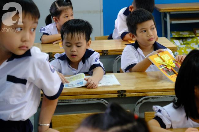  Cô Nguyễn Thị Hồng Phấn, giáo viên chủ nhiệm lớp 1/3, nơi có ba anh em trai Nguyễn Lê Quách Thế Huynh, Nguyễn Lê Quách Thế Đệ, Nguyễn Lê Quách Thế Lộc chia sẻ, ban đầu các bé sẽ được làm quen trường lớp, bè bạn trước chứ chưa đặt nặng chuyện học kiến thức.