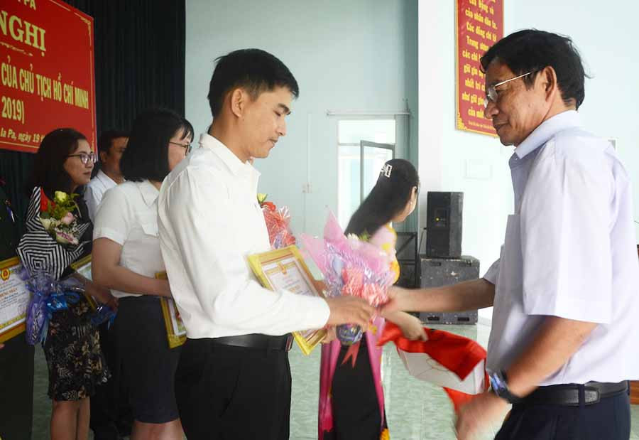 Trao giải Hội thi Báo cáo viên giỏi huyện năm 2019. Ảnh: Đ.P