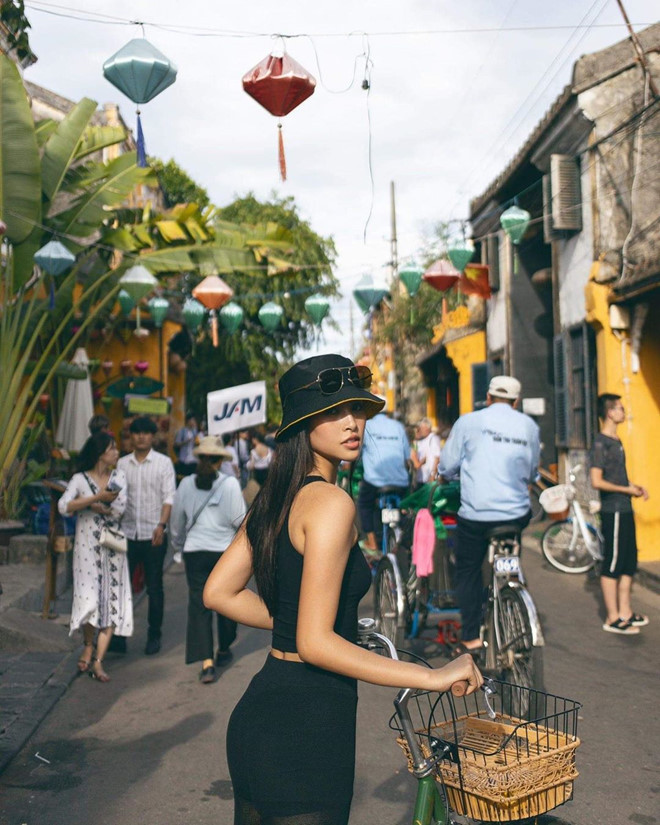 Nàng hoa hậu khá chăm tạo dáng ở phố cổ Hội An, cũng là nơi gia đình cô đang sinh sống. Sở hữu số đo 3 vòng hoàn hảo cùng chiều cao ấn tượng 1,74 m, không cần cầu kỳ, chỉ với set đồ thể thao màu đen đơn giản cũng đủ khiến cô trông nổi bật. 