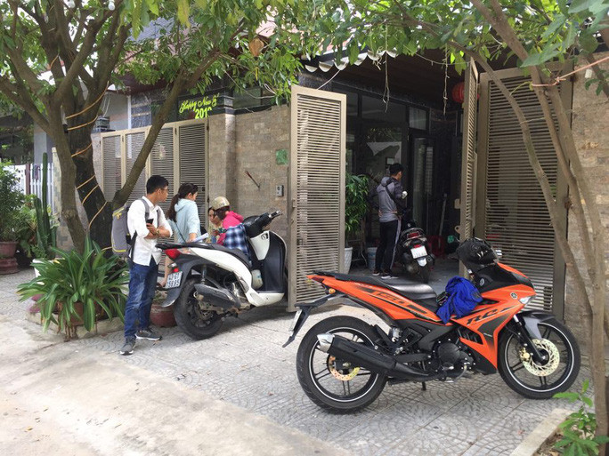 Người dân tập trung tại nhà số 6-8 đường Cẩm Nam 4 để yêu cầu chủ nhà trả tiền