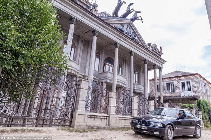 Người dân nơi đây không ngại phô bày sự giàu có qua những ngôi nhà xa hoa và rực rỡ. (Ảnh: Dailymail)  Người dân nơi đây không ngại phô bày sự giàu có qua những ngôi nhà xa hoa và rực rỡ. (Ảnh: Dailymail)