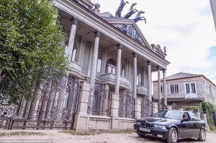  Người dân nơi đây không ngại phô bày sự giàu có qua những ngôi nhà xa hoa và rực rỡ. (Ảnh: Dailymail)