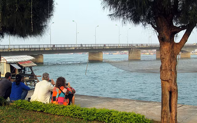 Du khách nước ngoài ghi lại hình ảnh cất rớ của ngư dân.