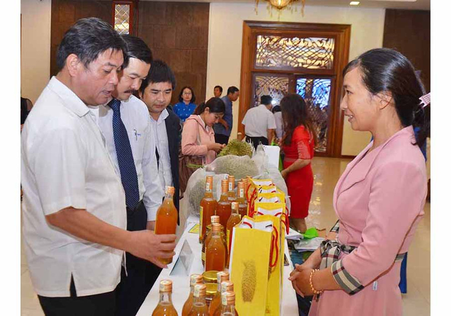 Phó Chủ tịch UBND tỉnh (bìa trái) xem các sản phẩm được trưng bày tại hội thảo. Ảnh: L.N Phó Chủ tịch UBND tỉnh (bài trái) xem các sản phẩm được trưng bày tại hội thảo. Ảnh: L.N