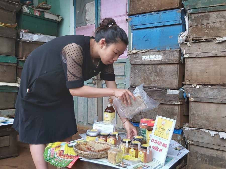  Chị Đoàn Thị Thúy-chủ cơ sở nuôi ong Phước Hỷ (xã Nghĩa Hưng, huyện Chư Pah) giới thiệu sản phẩm từ ong của gia đình. Ảnh: L.H