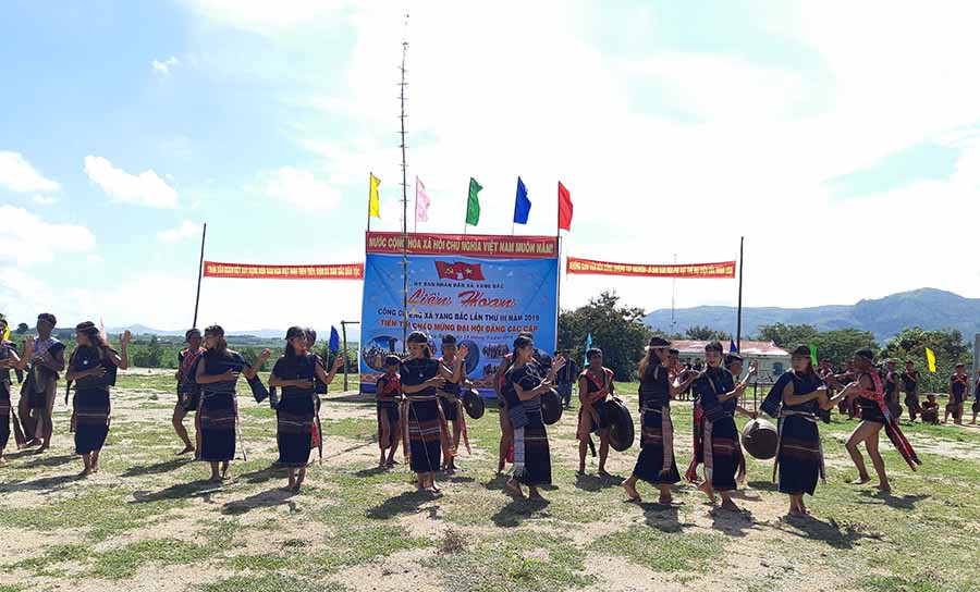 Đoàn làng JroKtu buổi diễn cồng chiêng tại liên hoan. Ảnh: Tuyết Mai