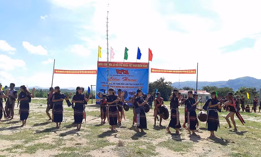 Đoàn làng JroKtu buổi diễn cồng chiêng tại liên hoan. Ảnh: Tuyết Mai