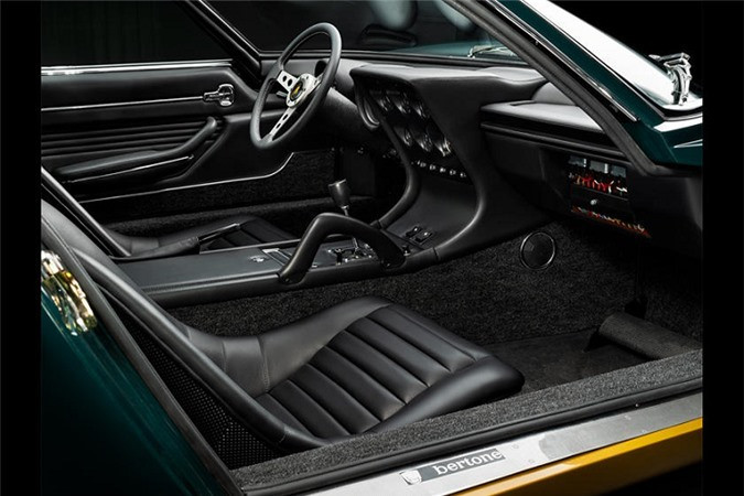 Xe được sơn màu xanh đậm (Bristish Racing Green) thay thế cho màu xanh dương nguyên bản, nội thất vẫn được bọc da màu đen. Xe được sơn màu xanh đậm (Bristish Racing Green) thay thế cho màu xanh dương nguyên bản, nội thất vẫn được bọc da màu đen.