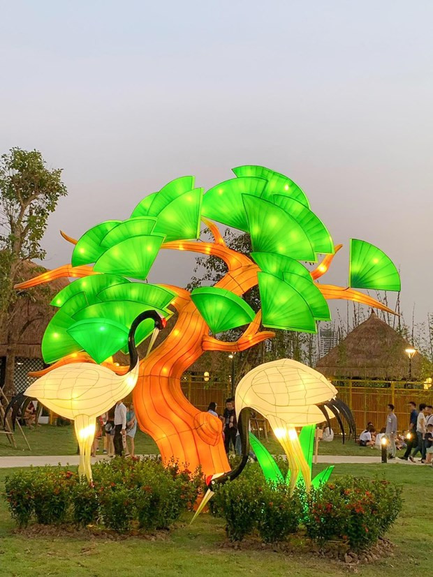 Cụm 25 đèn Tùng Hạc với kích thước lên đến 8m. (Ảnh: CTV) Cụm 25 đèn Tùng Hạc với kích thước lên đến 8m. (Ảnh: CTV)