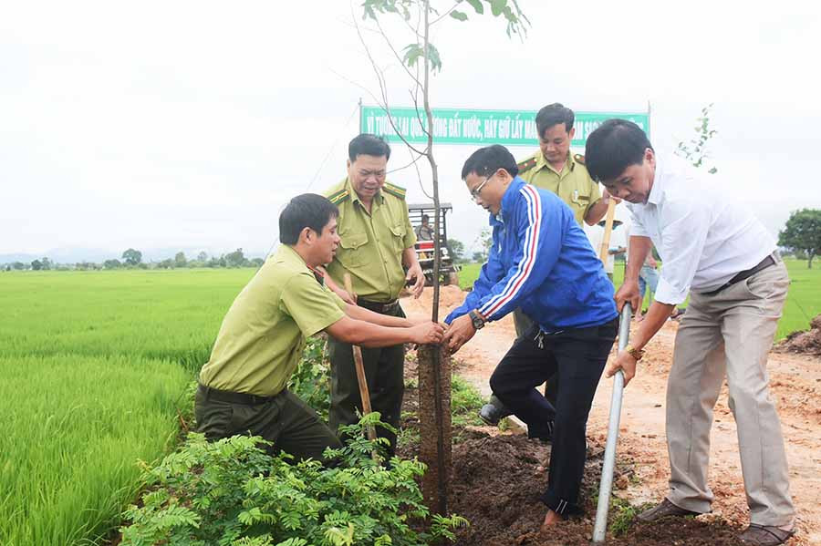  Lãnh đạo xã Ia Piar và cán bộ Hạt Kiểm lâm huyện Phú Thiện tham gia trồng cây. Ảnh: M.N