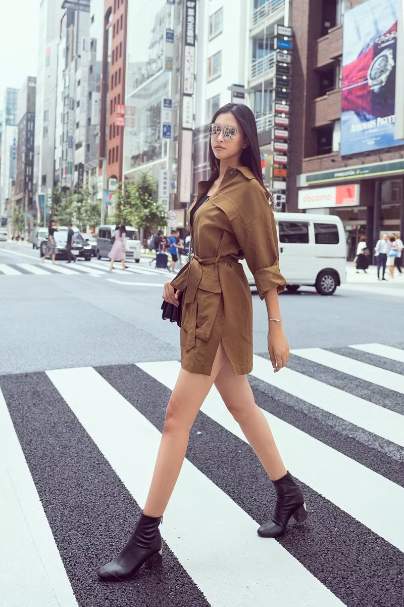  Một Tiểu Vy không chỉ đẹp mà vẻ đẹp ấy đã đạt đến độ chín muồi, từ phong cách, thần thái đến nguồn năng lượng mạnh mẽ mà nàng hậu toát ra khiến đường phố Nhật Bản càng thêm bừng sáng.