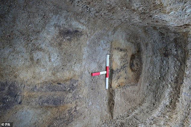  Bên trong ngôi mộ không thấy hài cốt mà chỉ thấy những vệt đen kỳ lạ - ảnh: PA