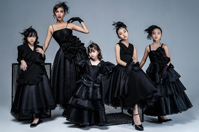 Nhìn vào bộ sưu tập người xem thấy được các nét đặc trưng của giới quý tộc năm 1950. Nhìn vào bộ sưu tập người xem thấy được các nét đặc trưng của giới quý tộc năm 1950.