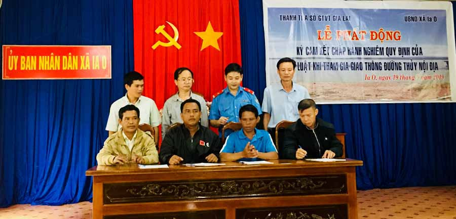 Chủ phương tiện ký cam kết chấp hành pháp luật khi tham gia giao thông đường thủy nội địa. Ảnh: Lê Hòa  Chủ phương tiện ký cam kết chấp hành pháp luật khi tham gia giao thông đường thủy nội địa. Ảnh: Ảnh: Lê Hòa