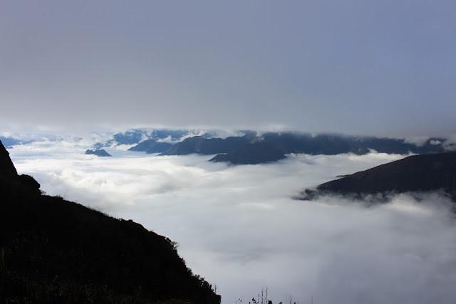 Buổi tối buông xuống sẽ đến nhanh hơn trên núi Lảo Thẩn. Buổi tối buông xuống sẽ đến nhanh hơn trên núi Lảo Thẩn.