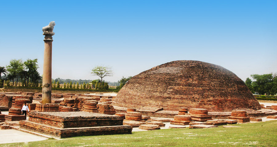 Tháp trà tỳ trông từ xa như một ngôi mộ cổ vĩ đại.