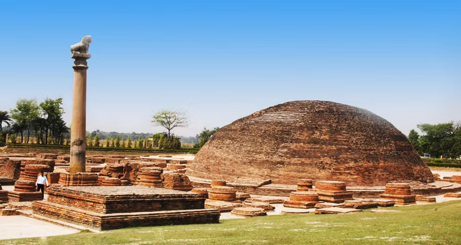 Tháp trà tỳ trông từ xa như một ngôi mộ cổ vĩ đại.