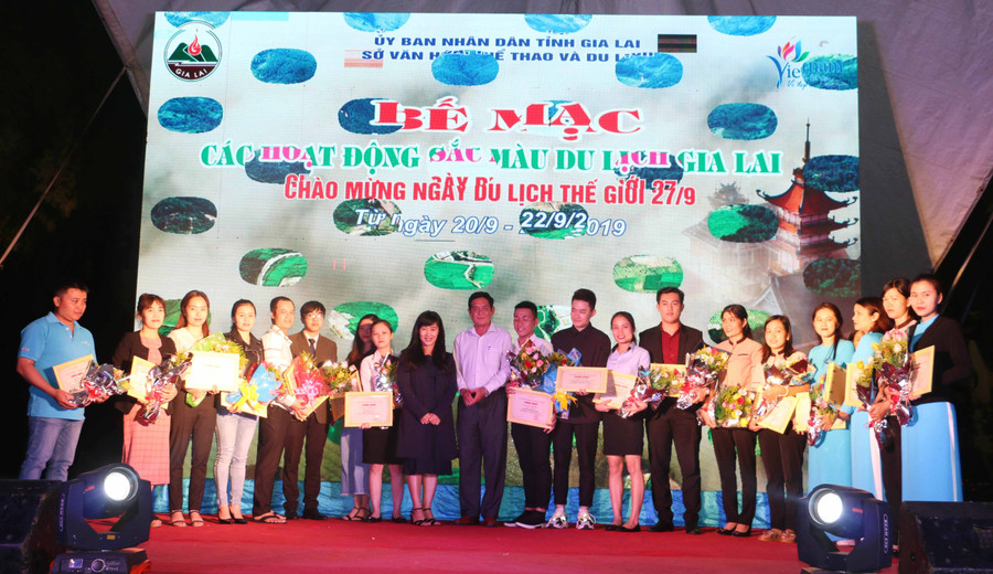 Các thí sinh đạt giải cao ở phần thi Nghiệp vụ du lịch. Ảnh: Quang Tấn