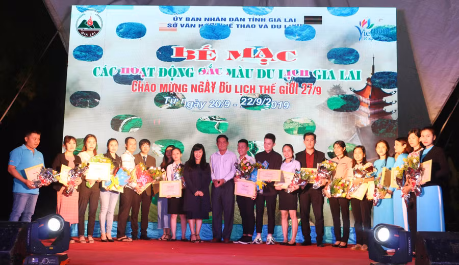 Các thí sinh đạt giải cao ở phần thi Nghiệp vụ du lịch. Ảnh: Quang Tấn