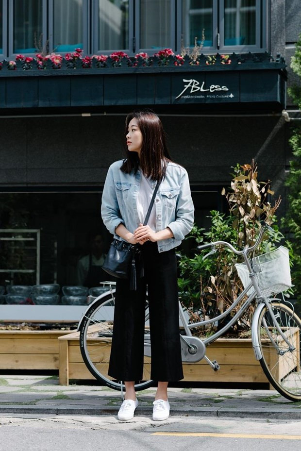 Chất bụi phủi, đa năng và khả năng phù hợp với mọi điều kiện thời tiết cũng là điểm cộng để jacket jean trở thành món đồ được các nàng ưu tiên hàng đầu trong thời điểm giao mùa ''mưa nắng thất thường''.