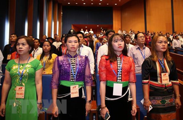 Các đại biểu dự đại hội thực hiện nghi lễ chào cờ. (Ảnh: TTXVN) Các đại biểu dự đại hội thực hiện nghi lễ chào cờ. (Ảnh: TTXVN)