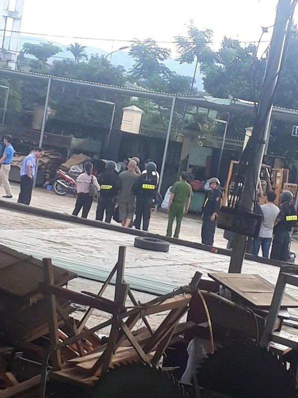 Tại 1 khu nhà xưởng ở thị trấn Đăk Hà, huyện Đăk Hà, lực lượng chức năng đã tiến hành bắt giữ 7 đối tượng quốc tịch Trung Quốc đang có hành vi sản xuất trái phép chất ma túy. Ảnh: SGGP