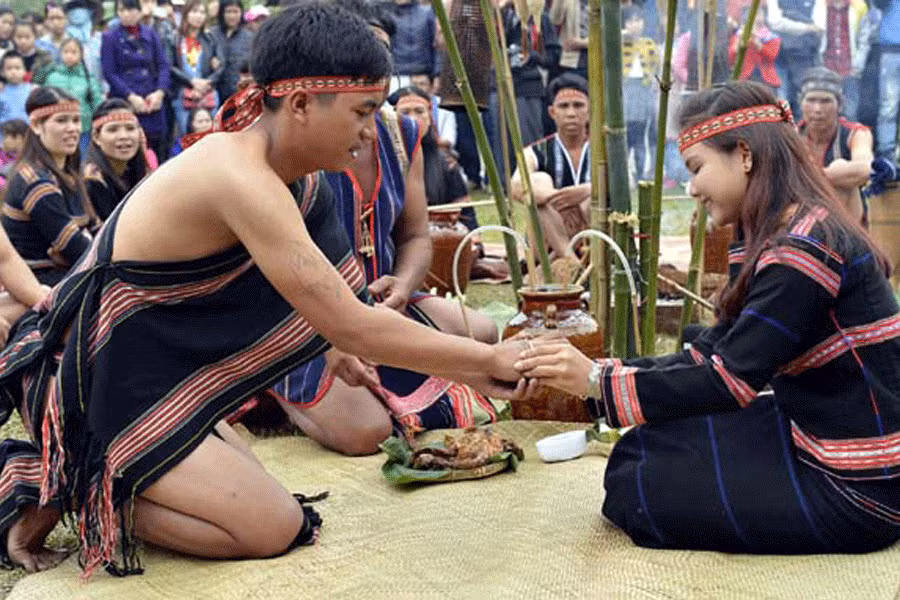  Nghi lễ trao vòng tay trong lễ cưới truyền thống. Ảnh: internet