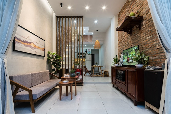 Tường gạch mộc và sơn trắng khiến phòng khách thoáng rộng. Tường gạch mộc và sơn trắng khiến phòng khách thoáng rộng.