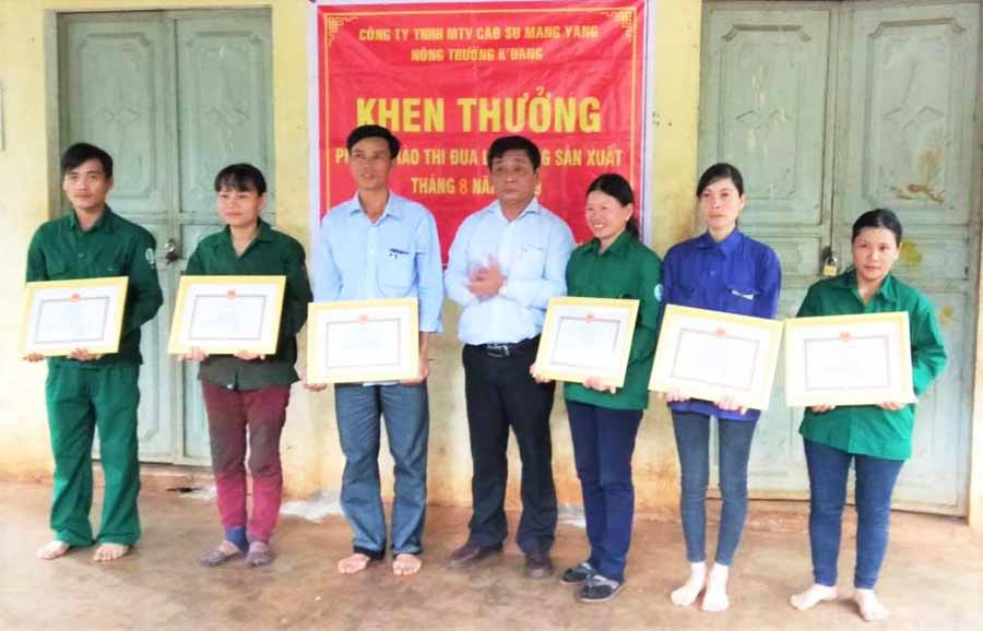 Công ty Cao su Mang Yang luôn động viên, khen thưởng người lao động kịp thời. Ảnh: H.T  Công ty Cao su Mang Yang luôn động viên, khen thưởng người lao động kịp thời. Ảnh: H.T