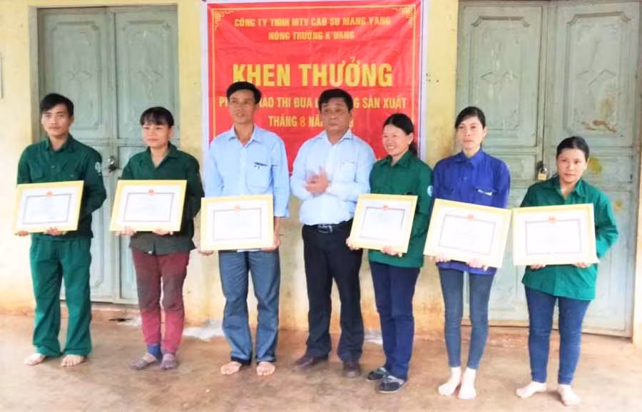  Công ty Cao su Mang Yang luôn động viên, khen thưởng người lao động kịp thời. Ảnh: H.T