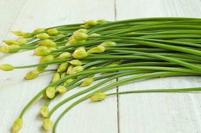  Theo dân gian, trẻ nhỏ bị ho thường dùng mật ong và lá hẹ hấp lên lấy nước cho uống. Nhưng thực tế lại không phải vậy. Nó chỉ có tác dụng nếu hệ tiêu hóa của em bé tương đối ổn định. Hẹ có hàm lượng vitamin C phong phú. Tuy nhiên, nếu kết hợp với mật ong có thể gây tiêu chảy. Ảnh minh họa: Internet