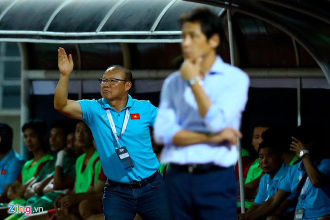 HLV Park có những phản ứng mạnh mẽ trong trận đấu giữa Thái Lan và Việt Nam. Ảnh: Minh Chiến.