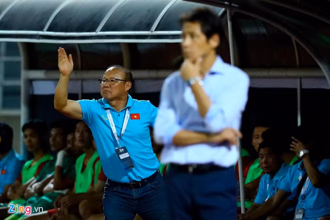 HLV Park có những phản ứng mạnh mẽ trong trận đấu giữa Thái Lan và Việt Nam. Ảnh: Minh Chiến.